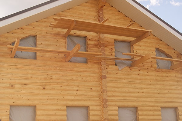 На фото фасад деревянного дома