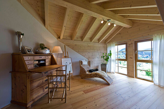 На фото деревянный потолок в доме