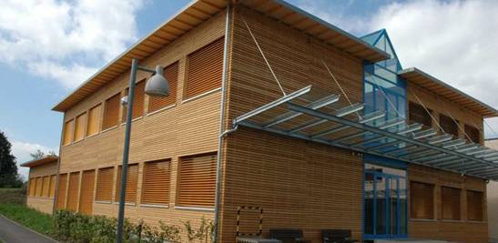 Чем покрасить деревянный дом снаружи?