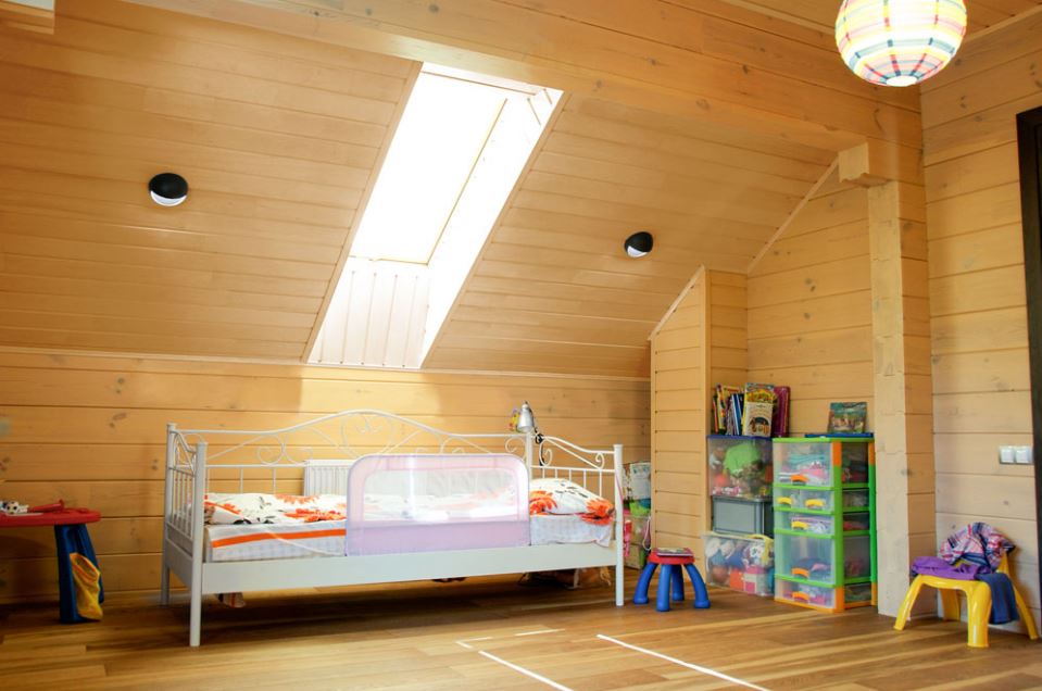 Чем покрасить детскую комнату в деревянном доме?
